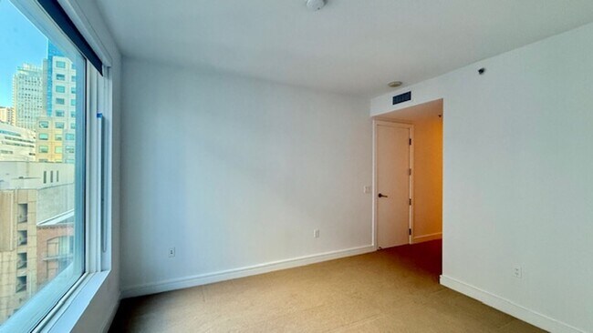Building Photo - 2BR 2BA @ The BLU in SOMA/South Beach -AMSI