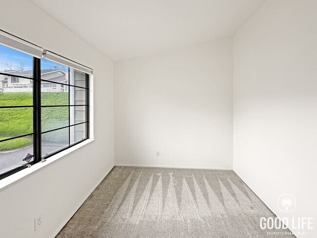 Building Photo - Mission Viejo Gem! Private Yard, Vaulted Ceilings & Resort-Style Pool + Spa