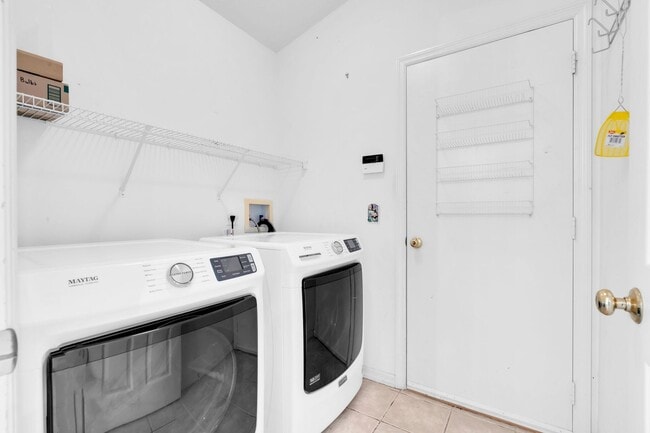 Building Photo - Large Spacious 4 bedroom 2 bath