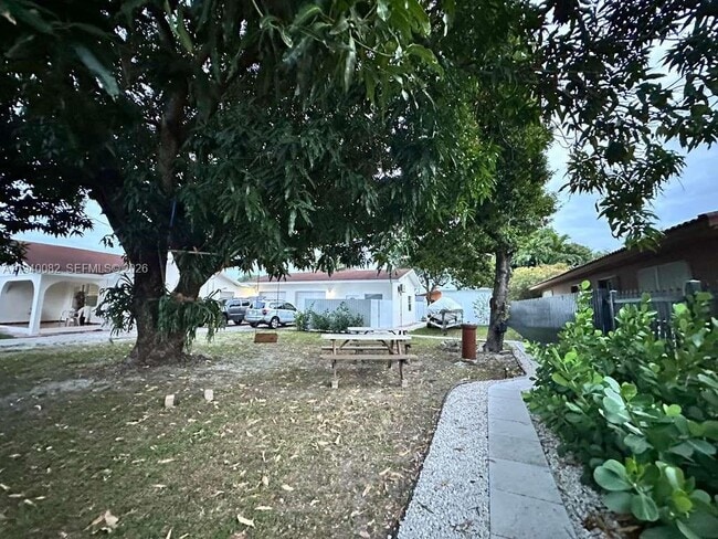 Building Photo - 636 SE 5th Pl