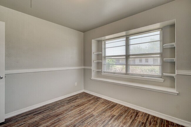 Building Photo - Nice 4 Bed 1.5 Baths Located near Tinker Diagonal