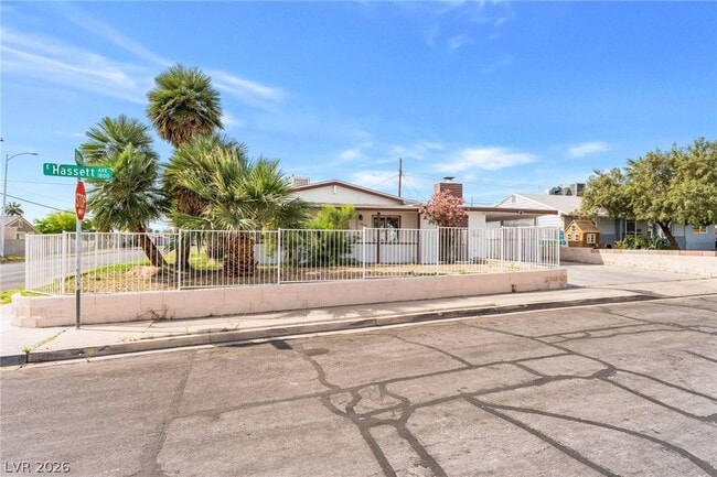 Building Photo - 1828 Hassett Ave