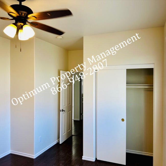 Building Photo - Modern Elegance and Comfort!