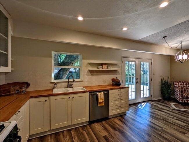 Building Photo - 812 Hill Wood Dr