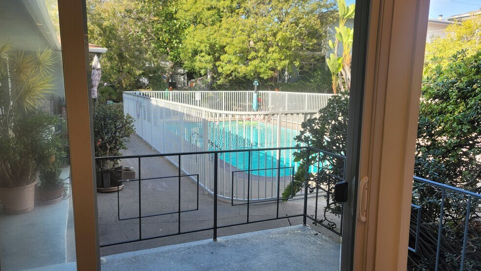 Building Photo - 2545 Beverley Ave