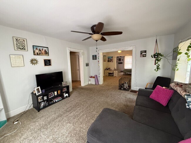 Building Photo - Spacious 1-Bedroom Upper Unit