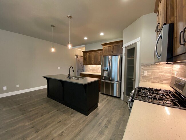 Building Photo - Lovely Single Level 3 Bed 2 Bath Home in M...