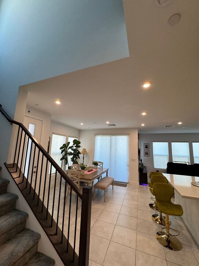 Building Photo - Modern Furnished 3 Bedroom Townhome in Pri...