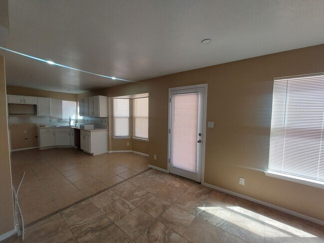 Building Photo - 4 BEDROOM 3 BATHROOM HOME! fully remodeled...