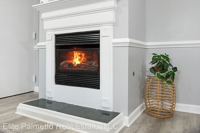 Building Photo - 2 br, 1 bath House - 3930 Azalea Drive Unit D