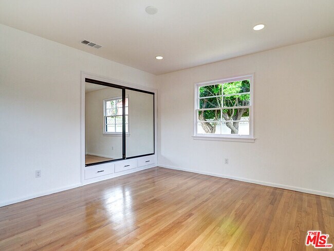 Building Photo - 7101 W 85th St