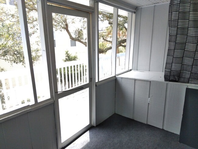 Building Photo - Walk to the Beach, 2 Bedroom, 1 Bath, Unfurnished Condo, Utilities Included!