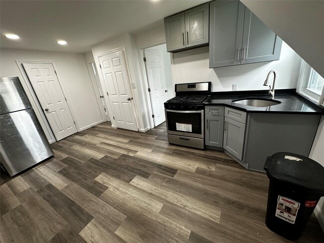 Primary Photo - 13 E Marie St
