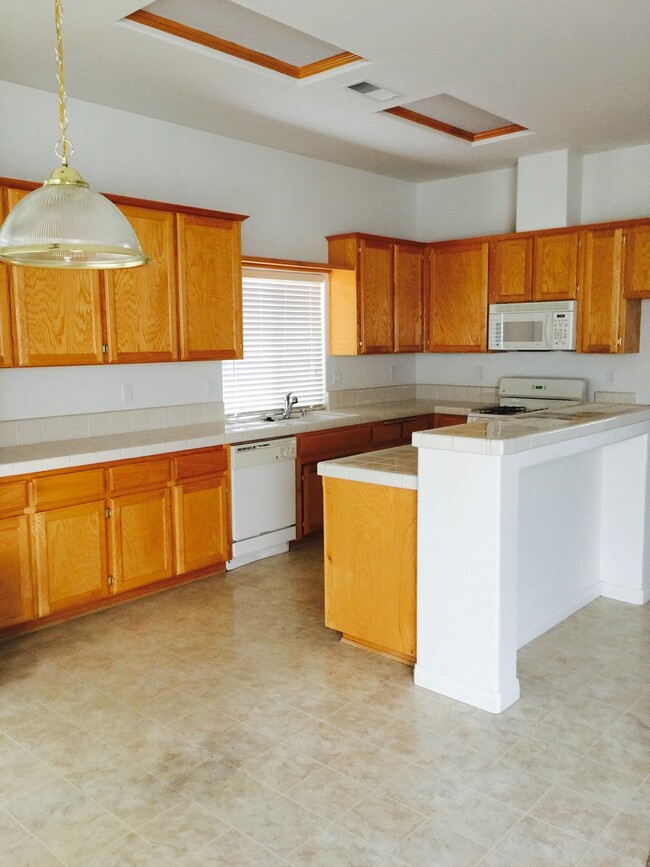 Building Photo - Spacious 3bd+2 ba Family home For Rent NW