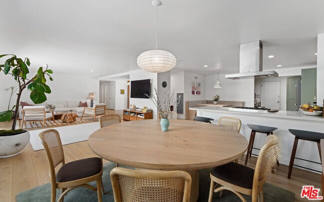 Building Photo - 6202 Frondosa Dr