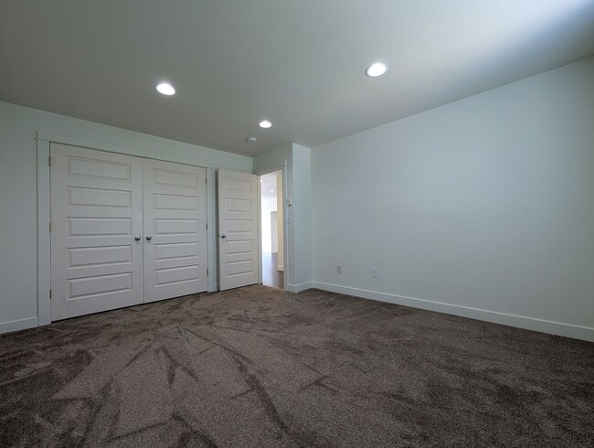 Building Photo - Great 2bed/1bath Duplex with large yard!
