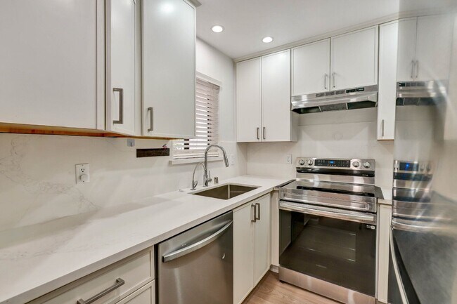 Building Photo - 614 San Conrado Terrace