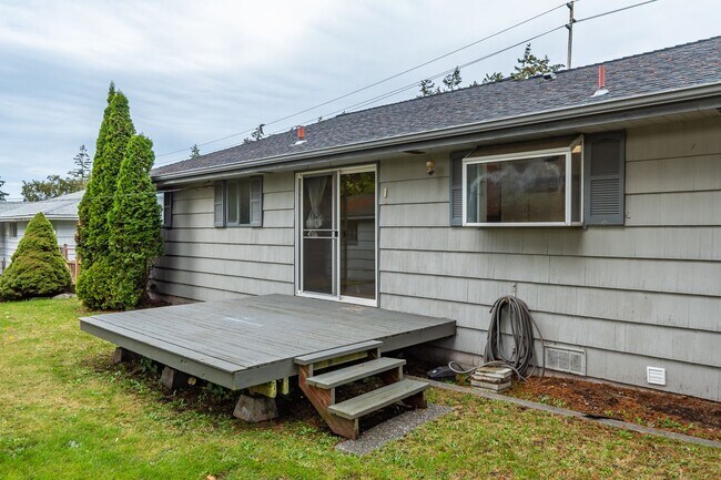 Building Photo - 3 Bedroom Single Story House w/Large Fence...