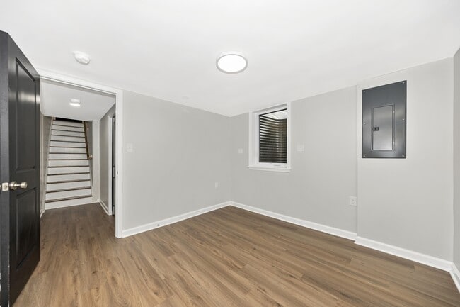 Building Photo - 406 E 9th St