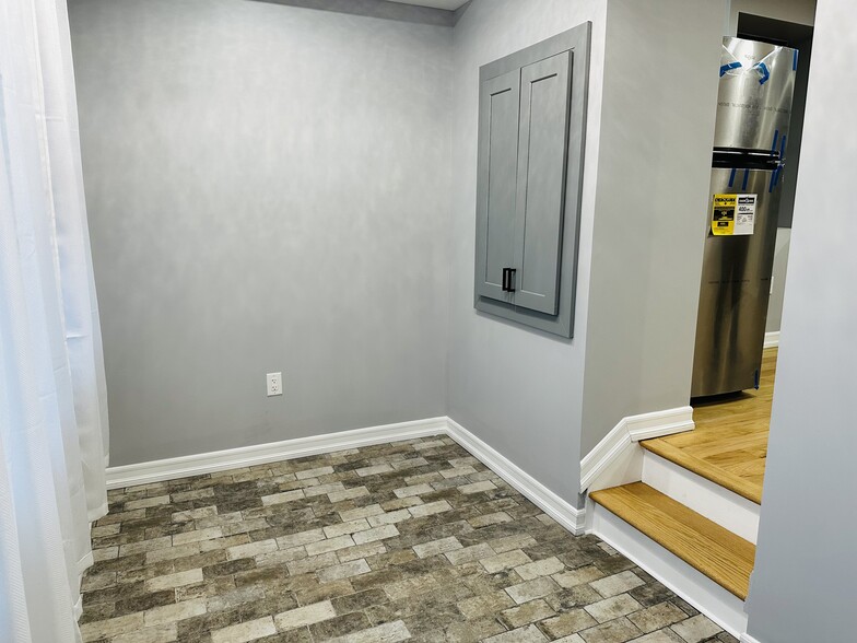 Foyer - 80 Sunnyside Ave