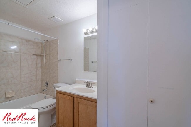 Building Photo - Charming 2 Bed / 1 Bath Apartment in a Prime Location