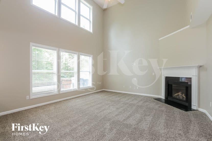 Building Photo - 1530 Hedington Cir SE