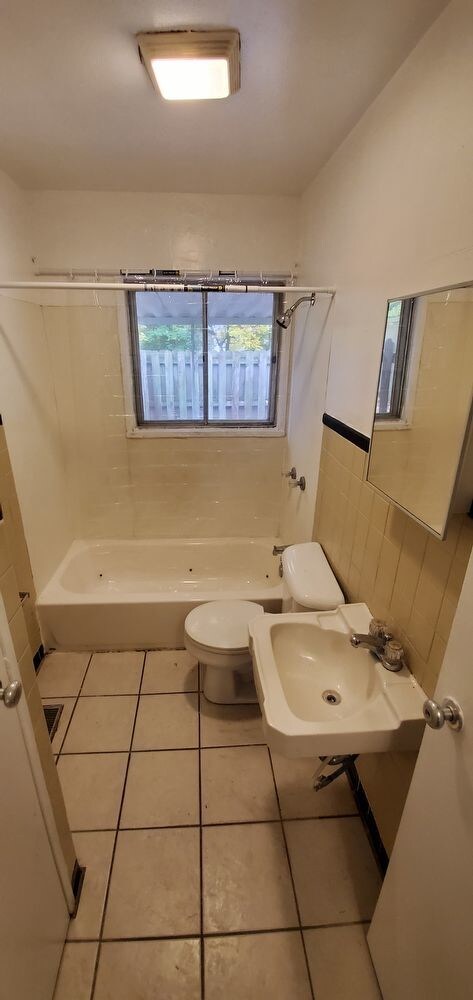 Building Photo - Norhteast 4 Bedroom w/ Garage