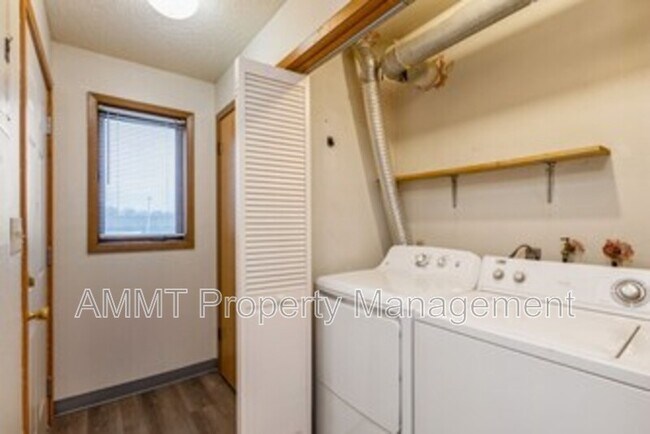 Building Photo - 808 Westwinds Dr