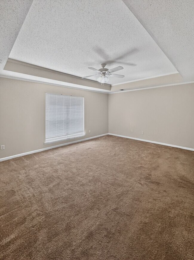 Building Photo - RATE DROP ALERT (was $2200/month) and MOVE-IN SPECIAL: 1st FULL MONTH'S RENT FREE*