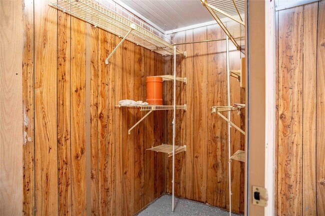 Building Photo - 9214 Woodland Oaks Dr