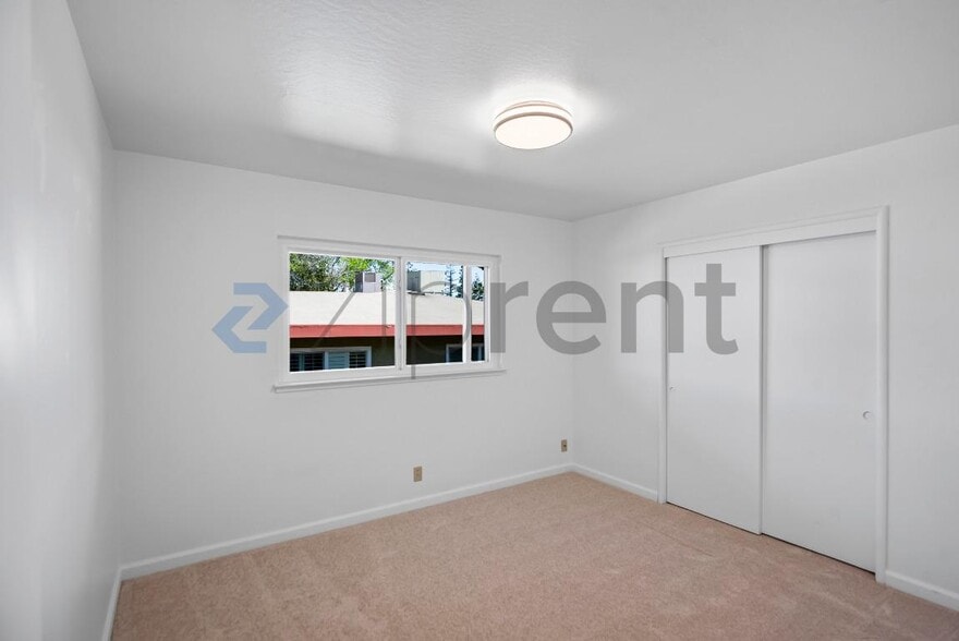 Building Photo - 138 Village Ct