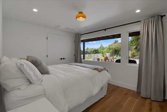 Building Photo - 4Bd/3.25Ba Shoreline House