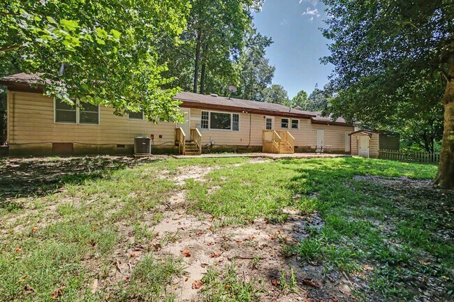 Building Photo - 151 Country Club Dr