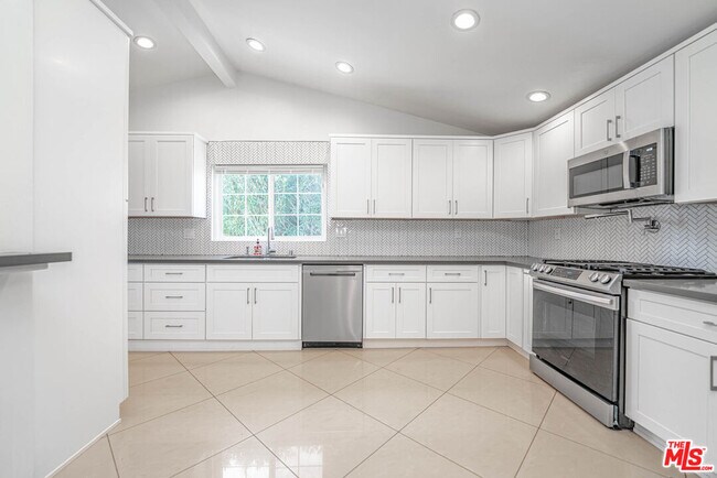 Building Photo - 20746 Clarendon St