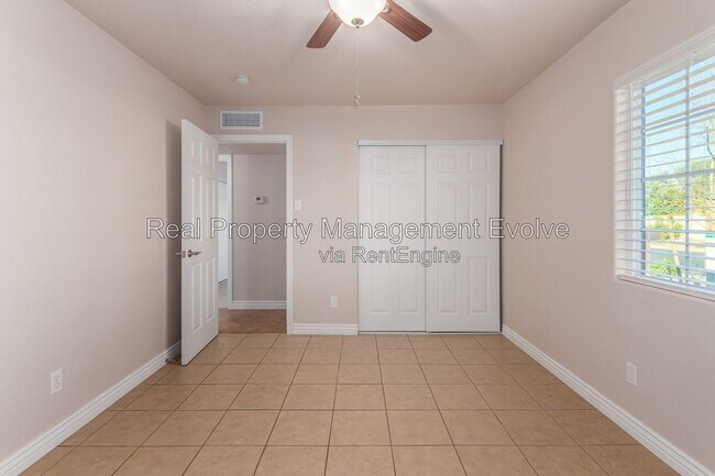 Building Photo - 5438 S 46th Pl