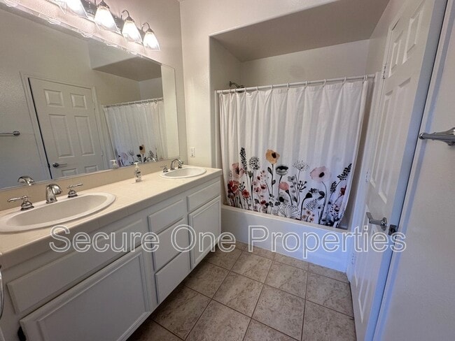 Building Photo - 208 Riverdale Ct