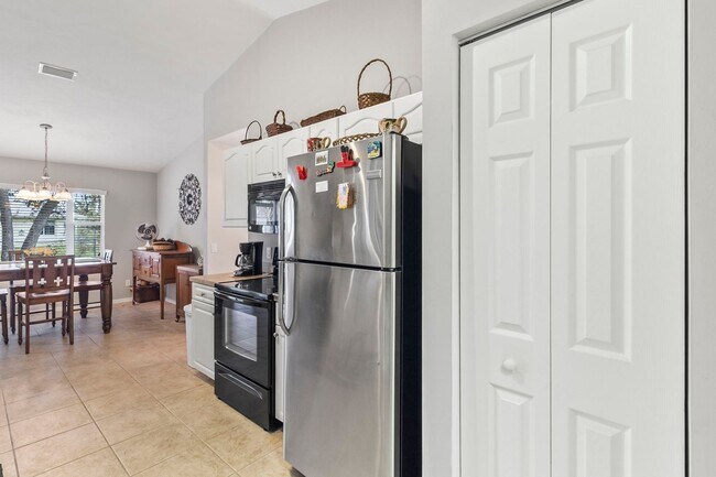 Building Photo - $1,895/month ** Furnished * Annual / Short Term * 3 bed / 2 Bath * Single Family * North Port