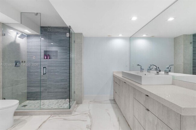Building Photo - 6039 Collins Ave