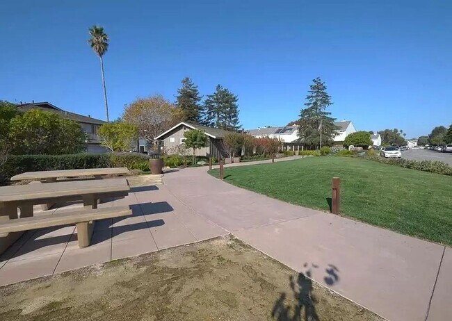 Building Photo - Walk to Capitola Esplanade and Beach!