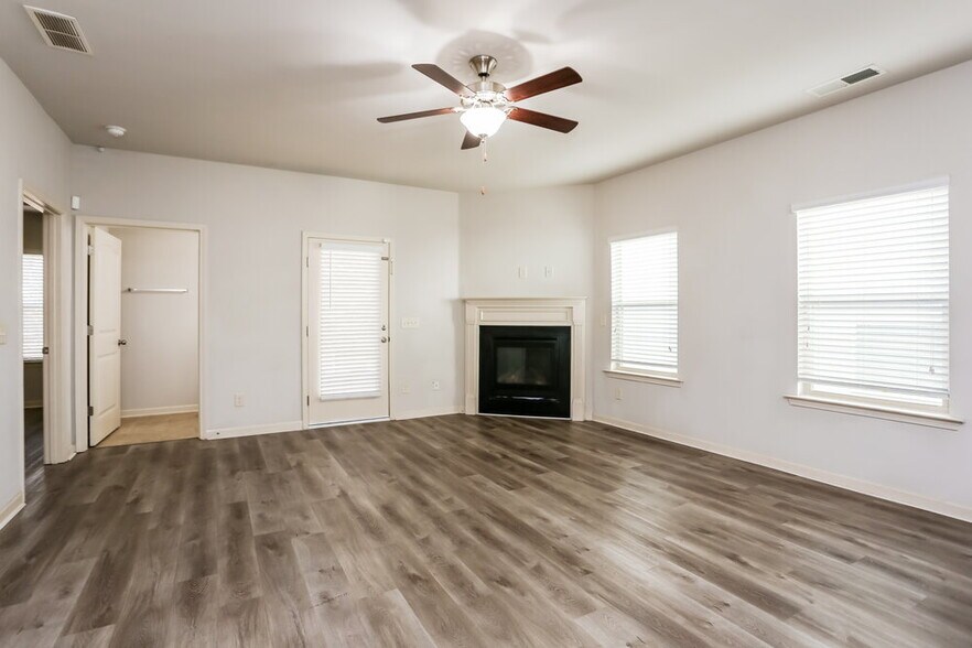 Building Photo - 313 Lara Ln