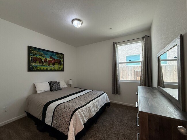 Building Photo - Must See! Fully furnished 3 bedroom, 2 bat...