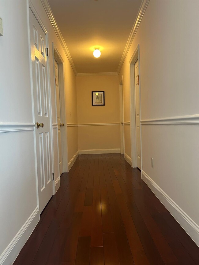 Building Photo - 1 Woodmere Pl