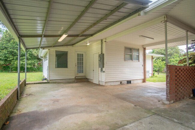 Building Photo - 1005 Woodbine Rd