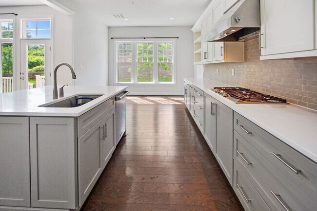 Building Photo - 5 Bed 4.5 Bath - Bethesda Single Family - ...