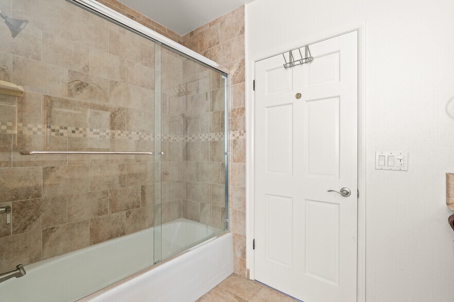Building Photo - 3962 Oakfield Dr