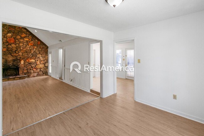 Building Photo - Newly Renovated 3/2 in a Quiet Neighborhood
