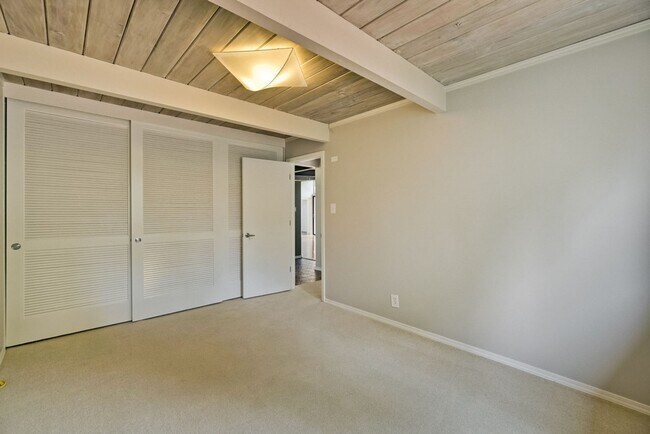 Building Photo - Beautifully Updated 4 Bed, 3 Bath Eichler ...