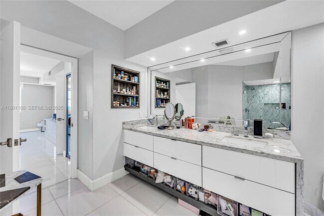 Building Photo - 19900 E Country Club Dr