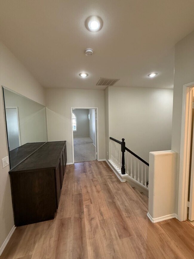 Building Photo - Beautiful Camarillo Townhome