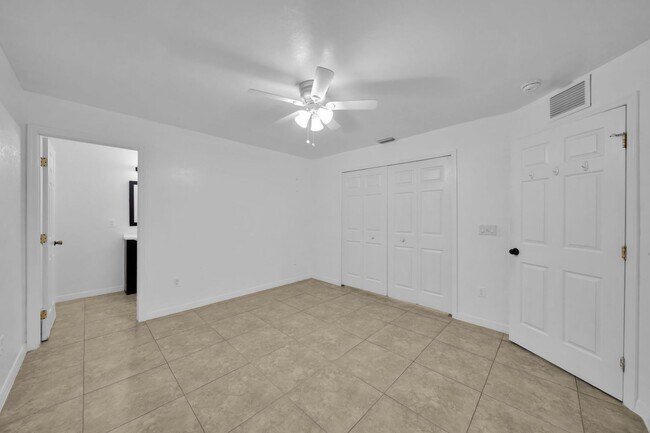 Building Photo - 1619-1621 SW 33rd St- Duplex